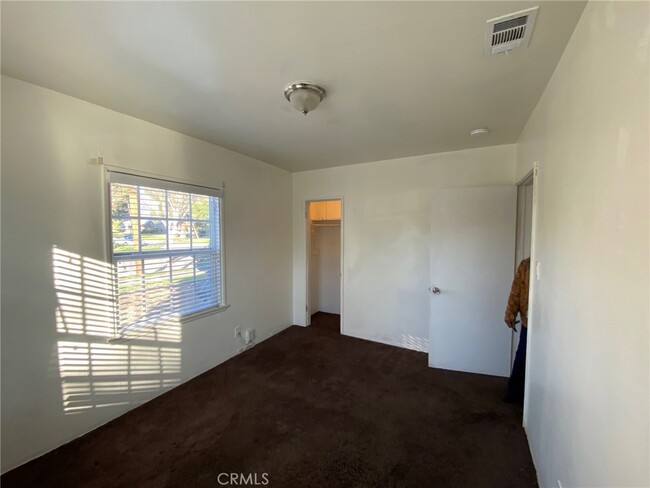 Building Photo - 2598 N Mountain View Ave