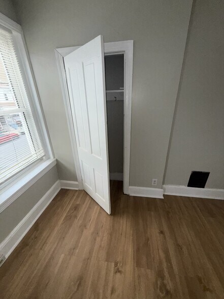 bedroom - 803 N DuPont St