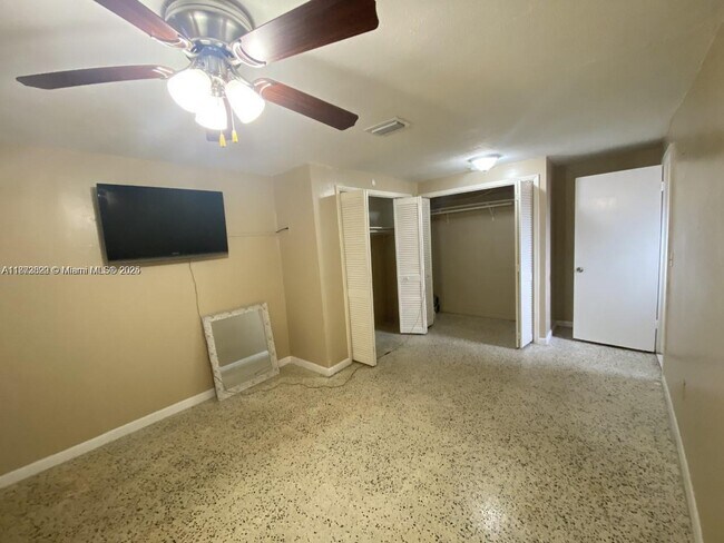 Building Photo - 2761 SW 31st Ct