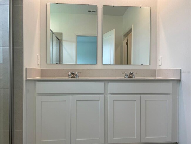 Building Photo - 3066 Chantilly Dr