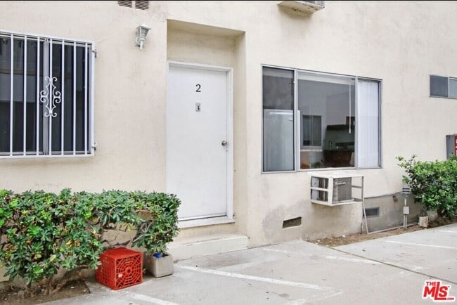 Building Photo - 817 N Hudson Ave