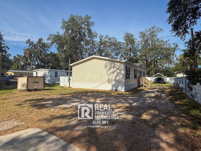 Building Photo - SPACIOUS 4 BEDROOM HOME WITH MODERN FEATUR...