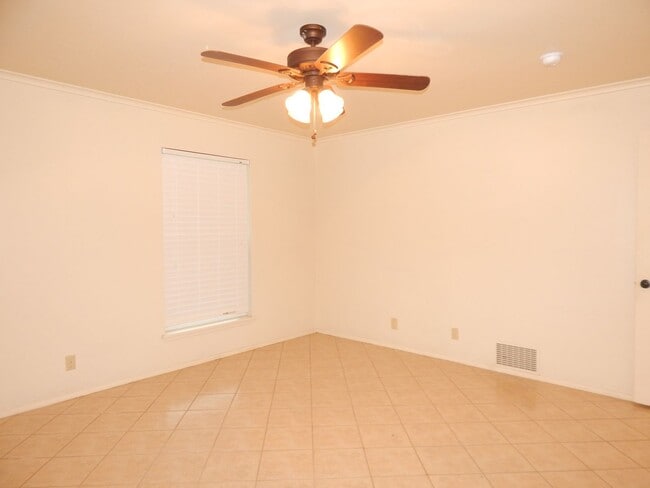 Building Photo - Spacious 3 Bedroom, 2 Bath Duplex in Tyler!