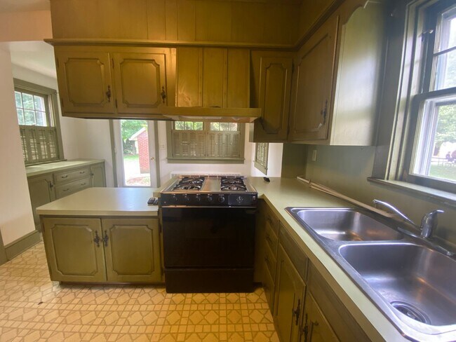 Building Photo - Amazing Cap Cod with 2 BR/ 1.5 BA and Bonu...