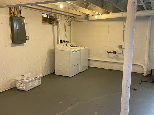 Building Photo - 1550 Frebis Ave