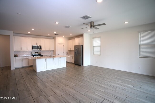 Building Photo - 9127 W Minnezona Ave
