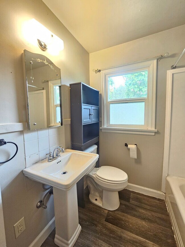 Building Photo - $1,895 - 3 Bed / 1 Bath Vintage Bungalow In North Spokane