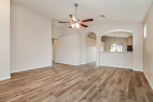 Building Photo - 2547 W Lynne Ave