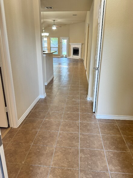 Building Photo - 10509 Sandy Mountain Dr