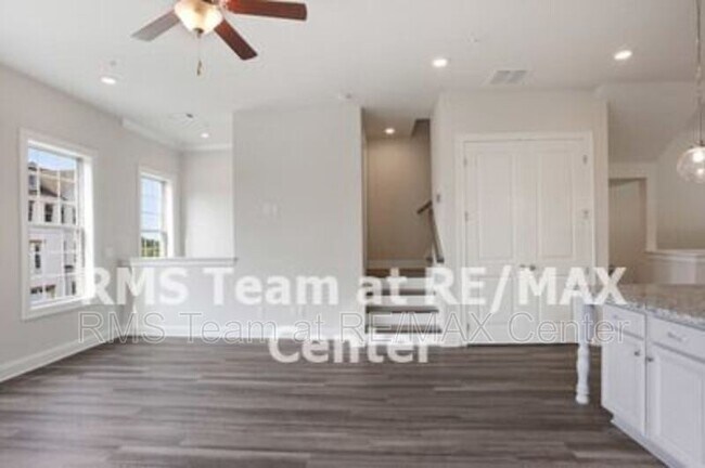 Building Photo - 1650 Mountain Top Ln