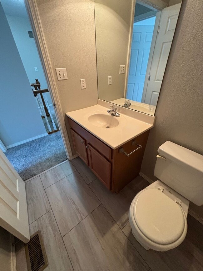 Building Photo - 423 Larkway