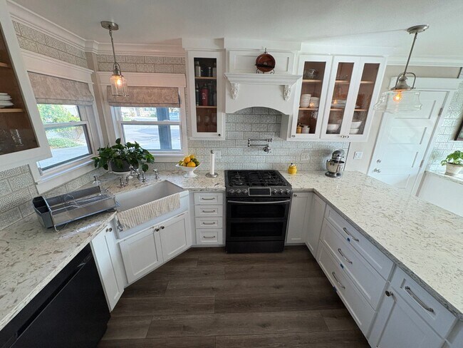 Building Photo - Remodeled Craftsman style 3 bedroom (with 4th office/bedroom), 3 bathroom home - this is NOT your...