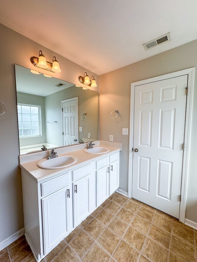 Building Photo - Charming 3 Bed 2 Bath Home in Hope Mills