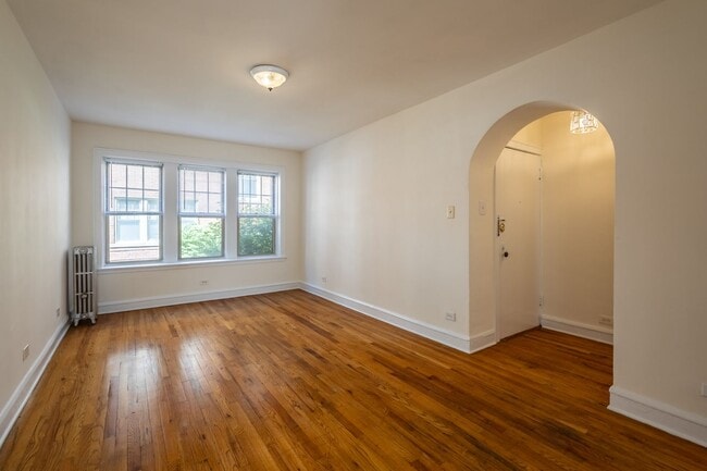 Building Photo - Belmont Cragin 2 Bed/1 Bath ~ Heat Included ~ Income Guidelines Apply