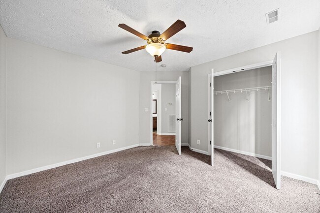 Building Photo - Beautiful, Large Home Close to Ft. Campbell and I24