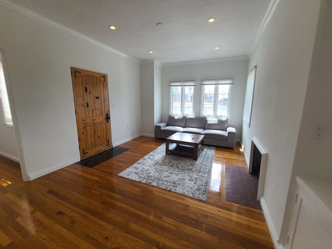 Building Photo - Charming 2 Bed 1 bath "monthly rental" in ...