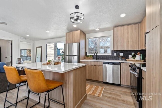 Building Photo - 362 London St