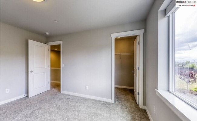 Building Photo - Banyan Grove, Bremerton: Charming 4-Bedroo...