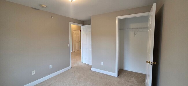 Building Photo - PENDING - 2 Bedroom 2 Bath Unit-Available Now!