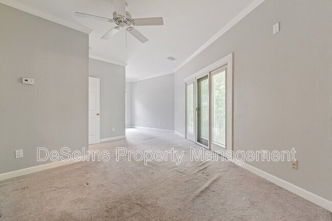Building Photo - 3011 Woodlawn Dr