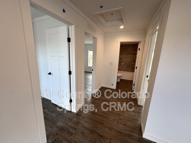 Building Photo - 692 E Hahns Peak Ave