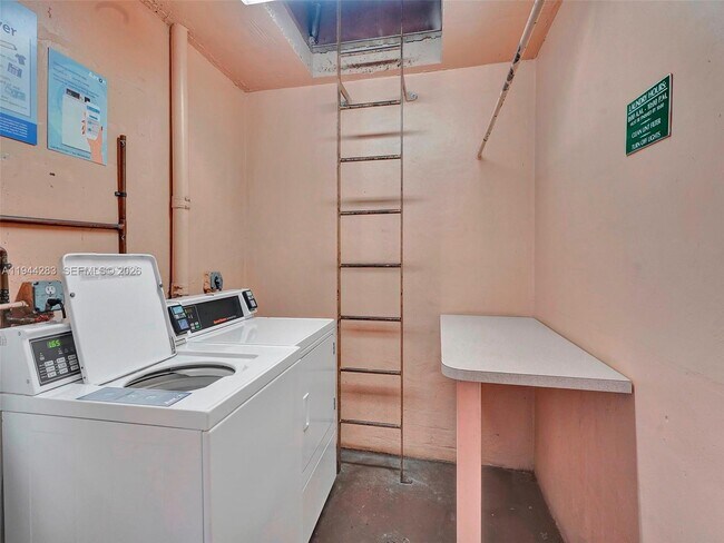 Building Photo - 9431 Live Oak Pl