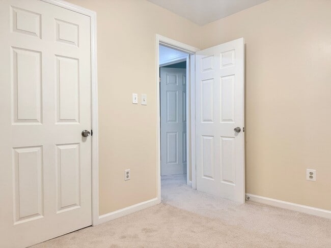 Building Photo - Beautifully updated 3BR/2.5BA townhome in Dale City!