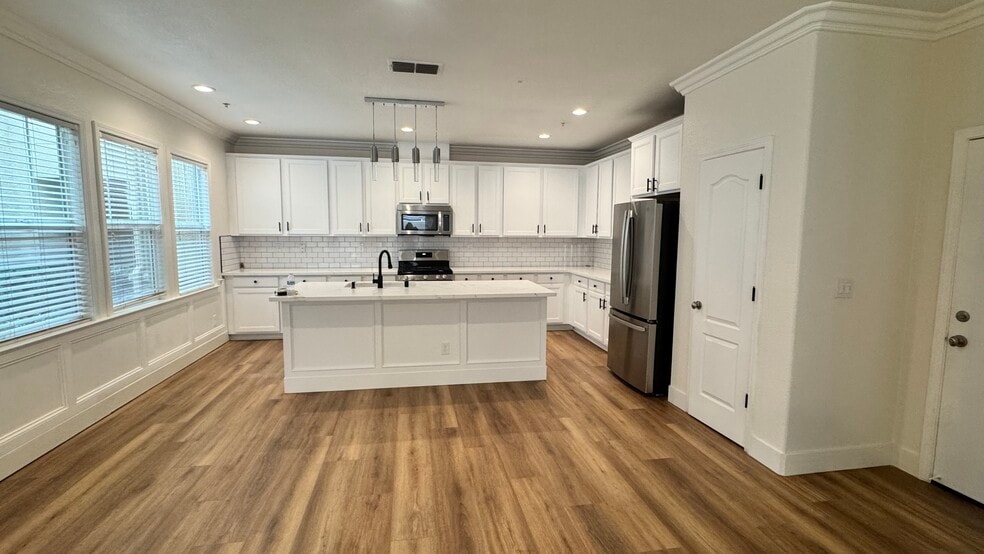 Primary Photo - 3301 N Park Dr