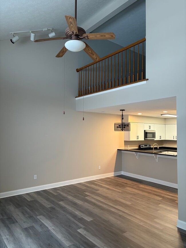 Building Photo - 3 Bedroom 2 Bath Condo