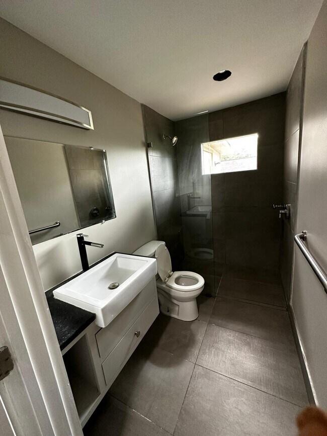 Building Photo - 327 N Clarendon Ave