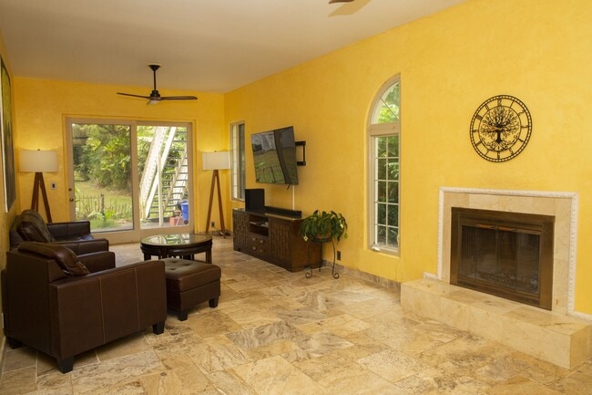 Building Photo - 592 Kaupakalua Rd