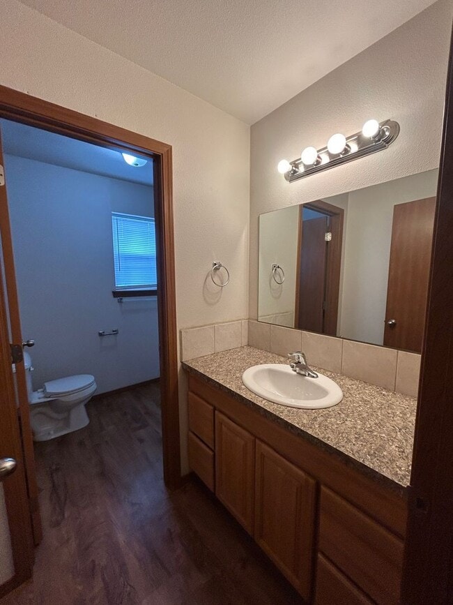 Building Photo - Spacious 3 Bedroom 2.5 Bath Duplex in Post Falls