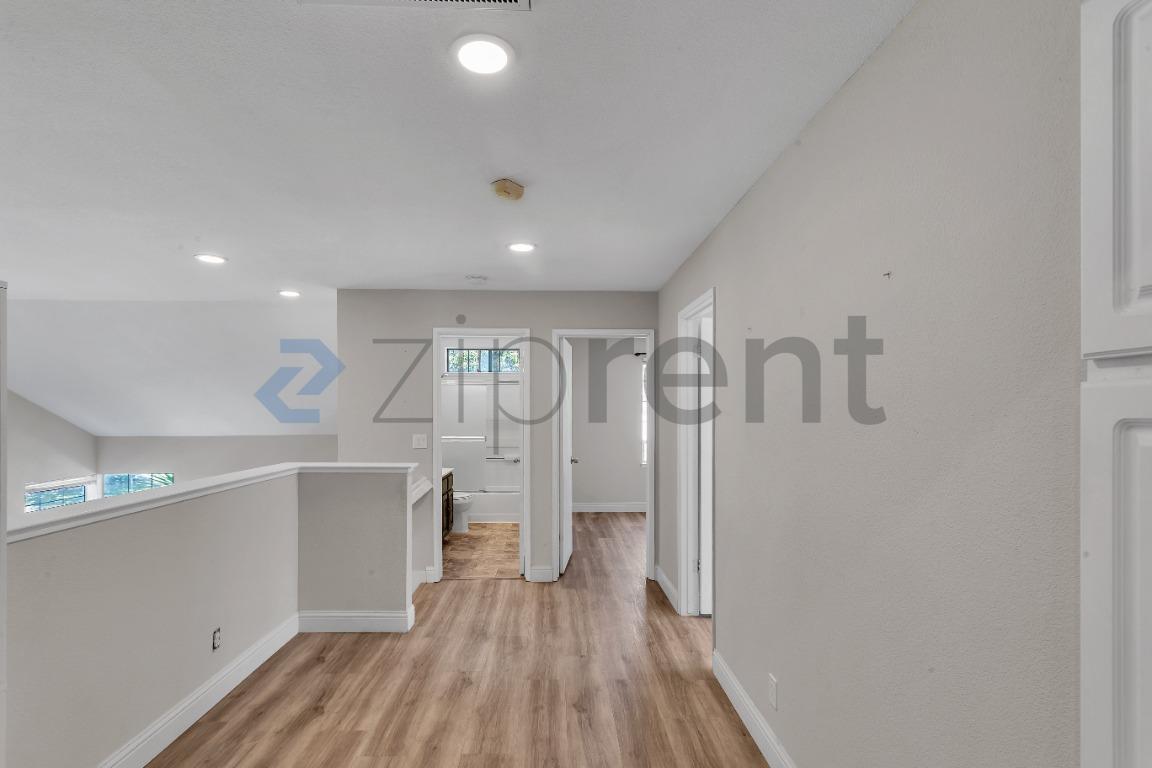 Building Photo - Unit