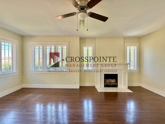 Building Photo - Tour Today! Charming 2 bedroom, 1 Bathroom!