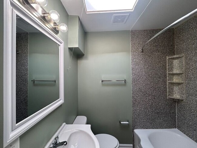 Building Photo - 2 Bedrooms 2.5 Bathrooms