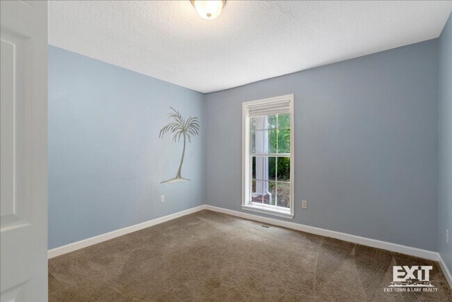 Building Photo - Amazing 4 Bedroom, 3 Bath Home With 2 Kitchens!