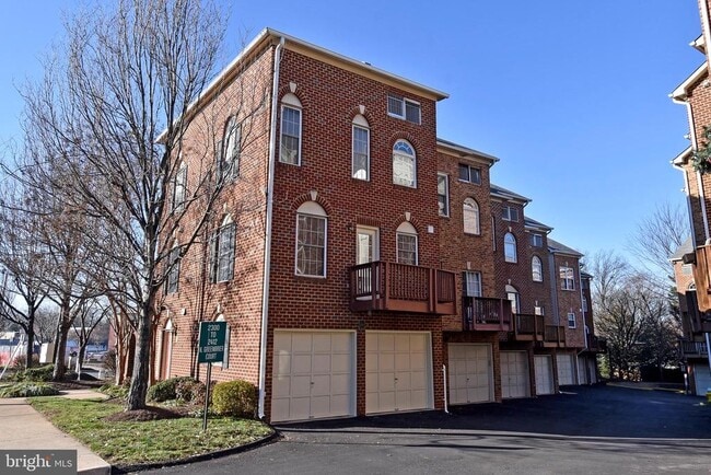 Building Photo - 2400 N Greenbrier Ct