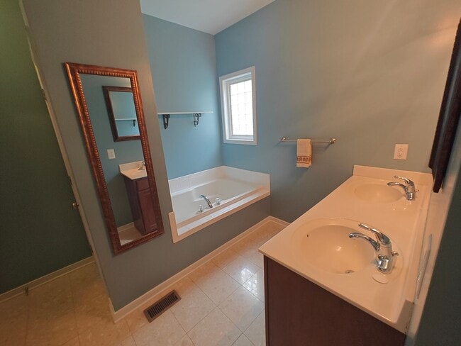 Building Photo - 4 bedroom home with a garage on cull de sa...