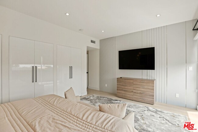 Building Photo - 10630 Wilkins Ave