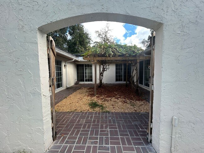 Building Photo - STUNNING 4BR/2BA Home with PRIVATE POOL & ...