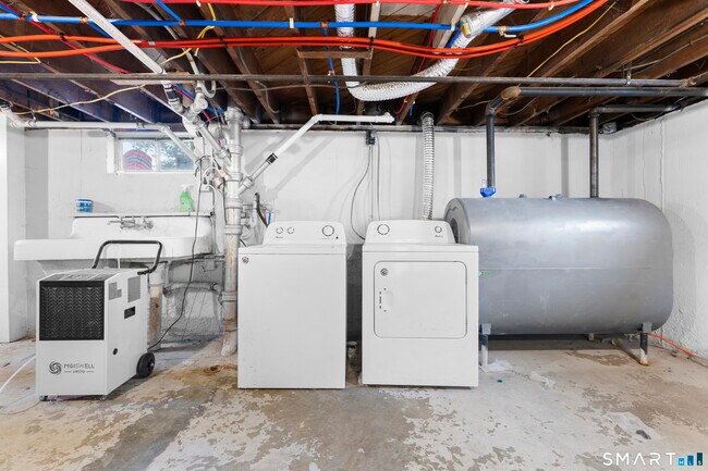 Building Photo - 5 Clover Hill Ave