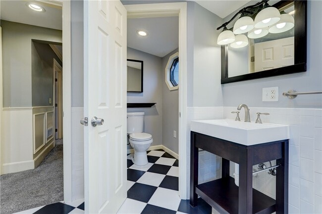 Building Photo - 450 S Main St