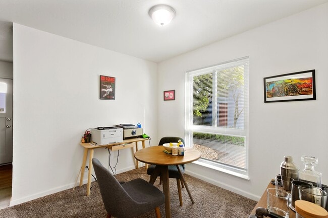 Building Photo - 2 Bedroom 2 Bedroom Home in East Davis with solar