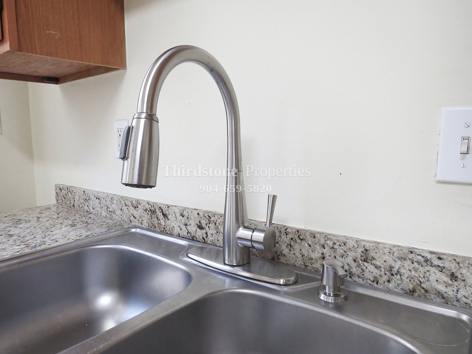 Building Photo - 212 E 6th St