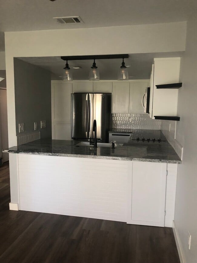 Building Photo - 3 bedroom 2 bathroom Condo in Helendale!