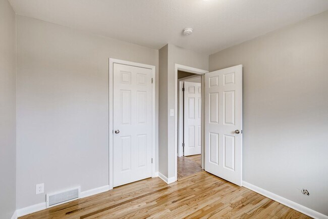 Building Photo - Recently Remodeled 4 bedroom, 2 bath Ranch Style Boulder House