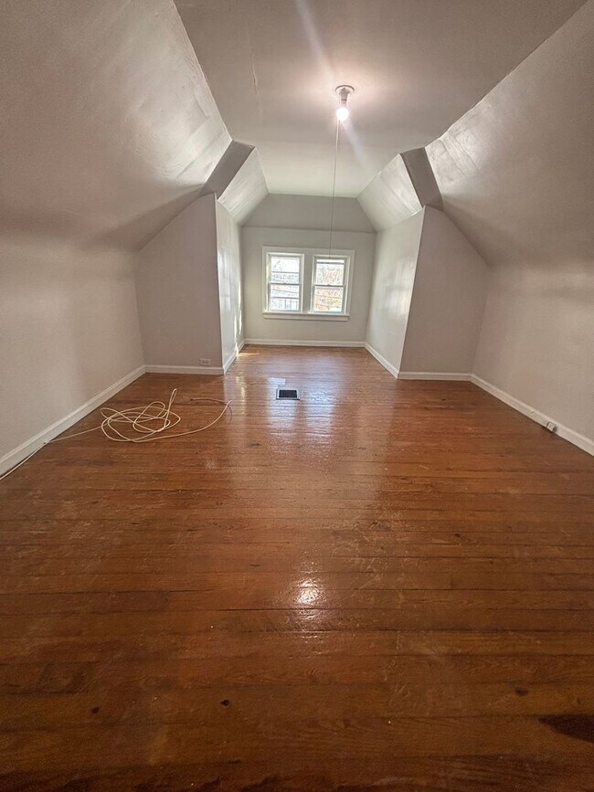 Building Photo - 3bd Single Voucher Only