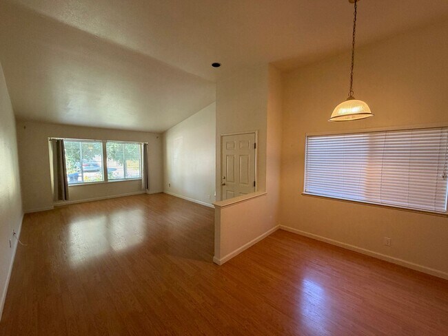 Building Photo - North Davis Charming 2 Bed 1 Bath - Available August 2026