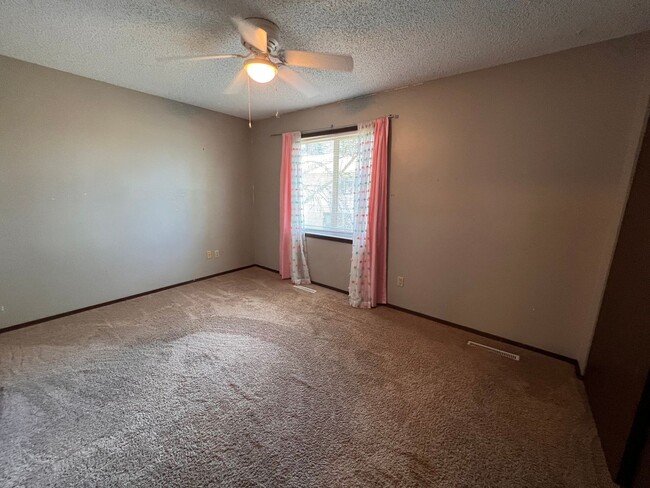 Building Photo - 2 Bed/1.5 Bath - Washer and Dryer in home!