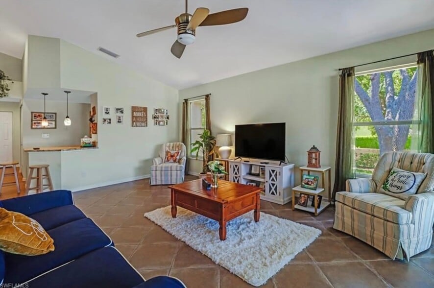 Building Photo - 9840 Luna Cir